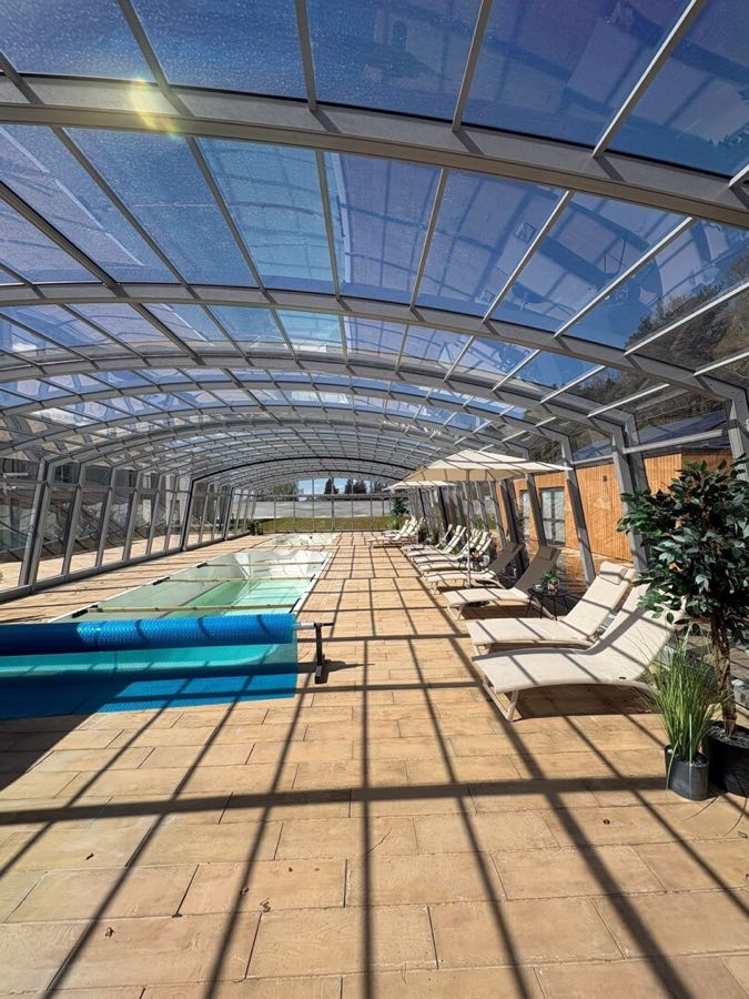 Kryty basen w kompleksie PINO Resort